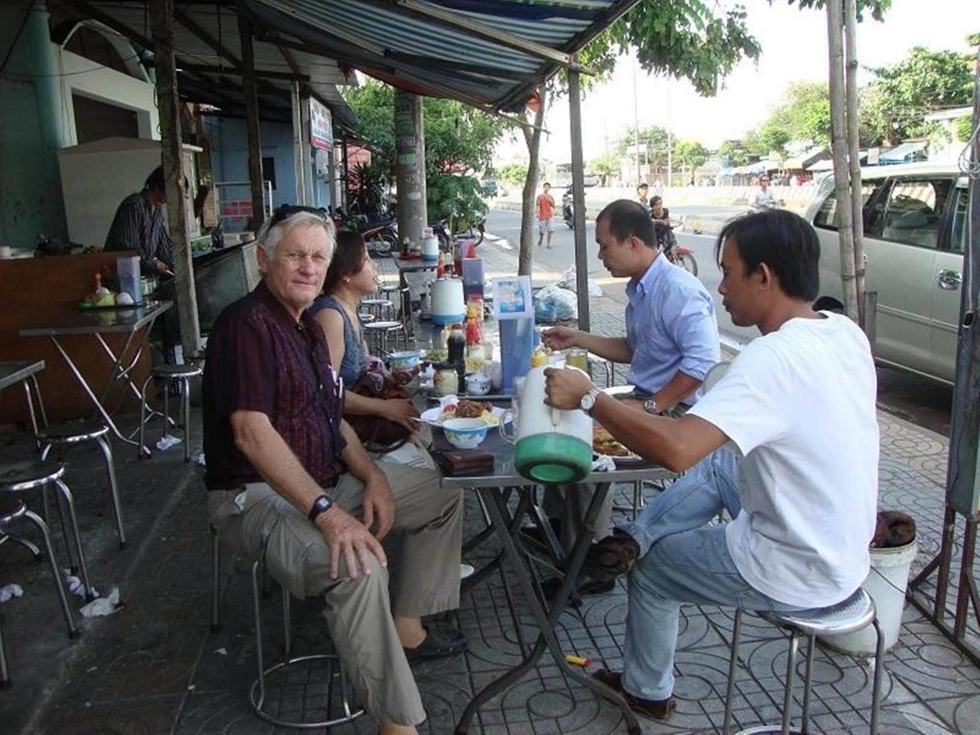 Отель Oasis Ben Tre Экстерьер фото